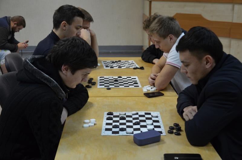 В общежитиях прошли соревнования по шашкам и шахматам.