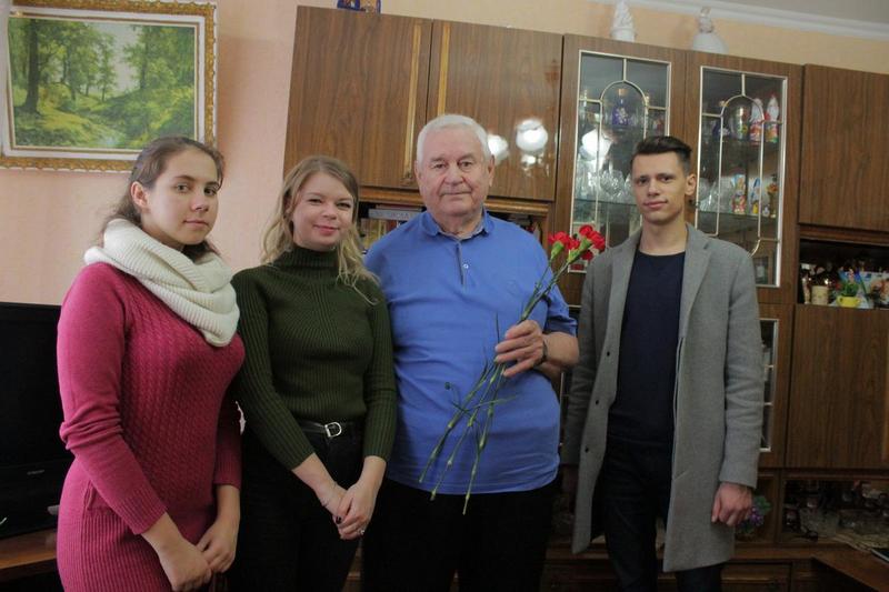 Сотрудники и студенты ГГТУ имени П.О.Сухого посетили ветеранов Великой Отечественной войны