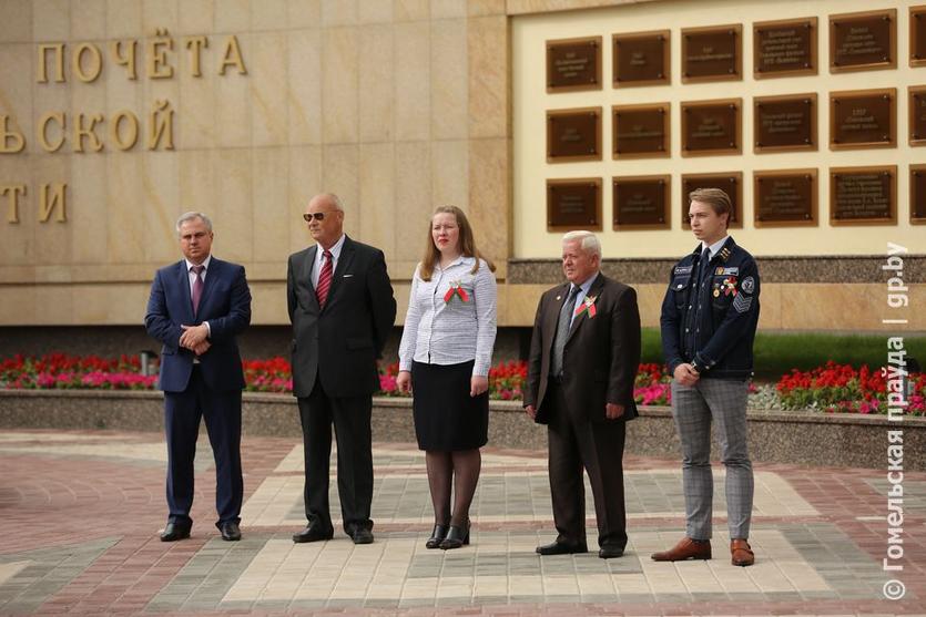 В Гомеле на площадке у Государственного флага активистам торжественно вручили путевки в трудовое лето – 2021