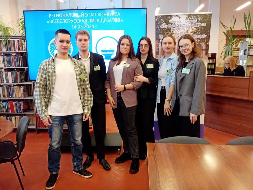 debaty20.03.25_komanda.jpg