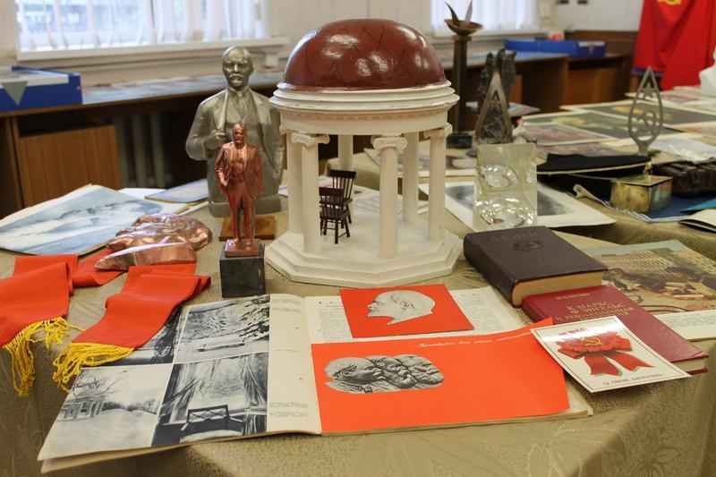 Студенты ГГТУ имени П.О.Сухого посетили выставку «С веком наравне»,  приуроченную к 100-летию Великой Октябрьской социалистической революции