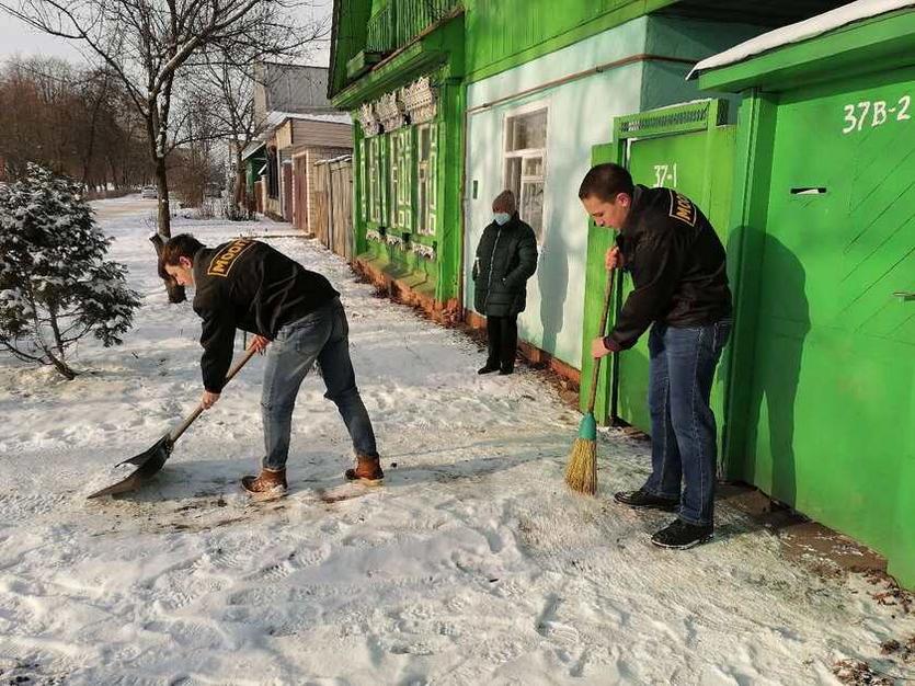 Актив БРСМ ГГТУ помогает в уборке дворовых территорий от снега ветеранам, одиноко проживающим пожилым людям и инвалидам .jpg