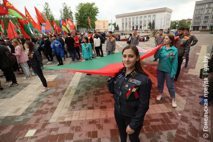 В Гомеле на площадке у Государственного флага активистам торжественно вручили путевки в трудовое лето – 2021