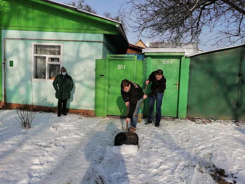 Актив БРСМ ГГТУ помогает в уборке дворовых территорий от снега ветеранам, одиноко проживающим пожилым людям и инвалидам .jpg