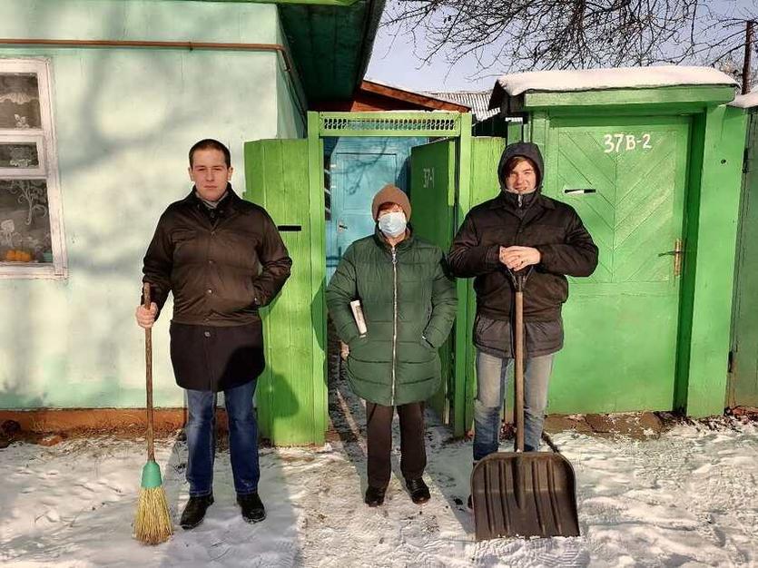 Актив БРСМ ГГТУ помогает в уборке дворовых территорий от снега ветеранам, одиноко проживающим пожилым людям и инвалидам .jpg