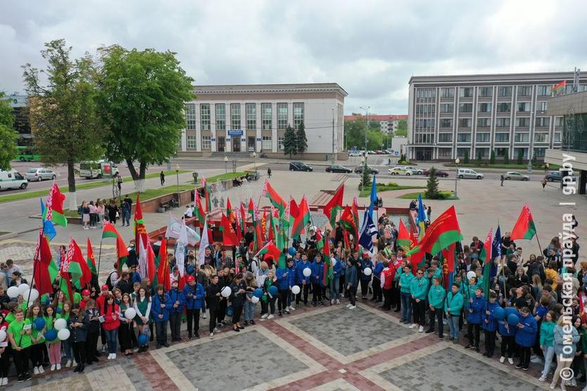 В Гомеле на площадке у Государственного флага активистам торжественно вручили путевки в трудовое лето – 2021