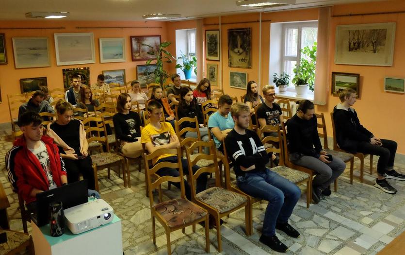 В студенческом общежитии №2 состоялось заседание членов клуба молодой семьи «СемьЯ».jpg