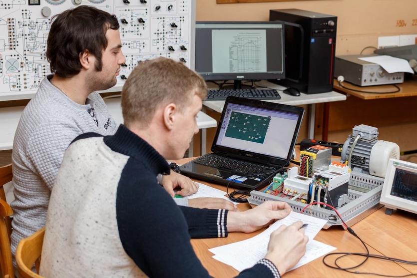 Студенты четвертого курса Евгений Воинов (слева) и Михаил Бышик (справа) заняты программированием преобразователя частоты Eaton M-Max