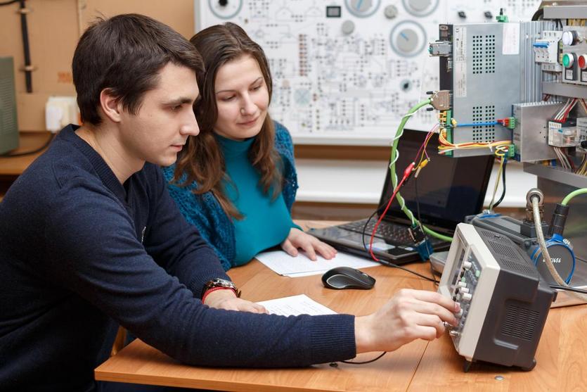 Студенты четвертого курса Анастасия Беликова и Александр Мигдаленок исследуют сервопривод переменного тока Fagor MCS