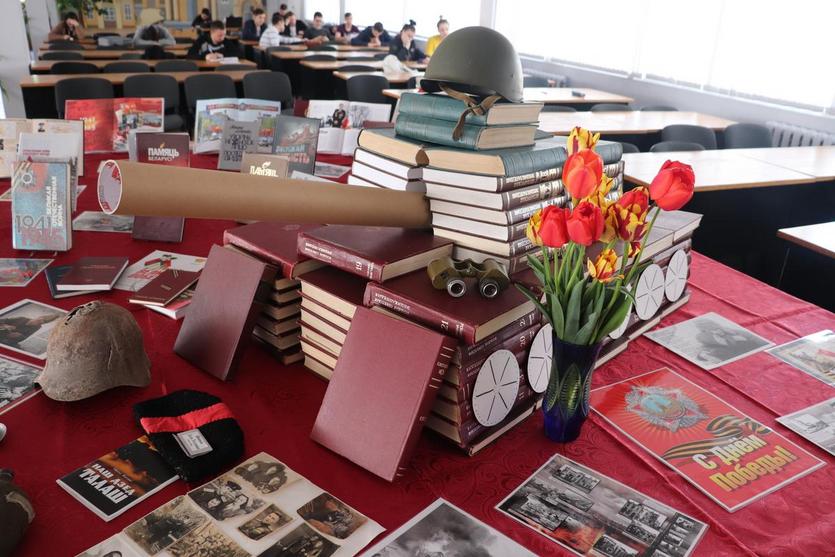 В библиотеке состоялись книжная выставка «Память о Великой Победе» и парад книг «Дню Победы посвящается»