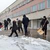 В «чистый четверг» студенты убрали снег на территории общежития